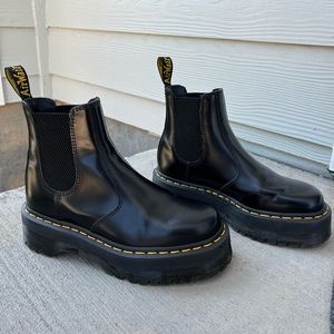 2976 SMOOTH LEATHER PLATFORM CHELSEA BOOTS DR MARTENS
